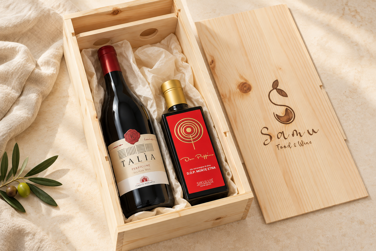 Composizione illustrativa regalo con cassetta Samu, vino Talìa e olio Sikulus Don Peppino