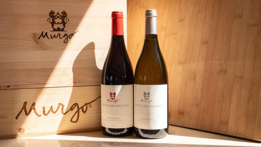 Vini Etna DOC Murgo in una composizione su legno, foto ufficiale del produttore